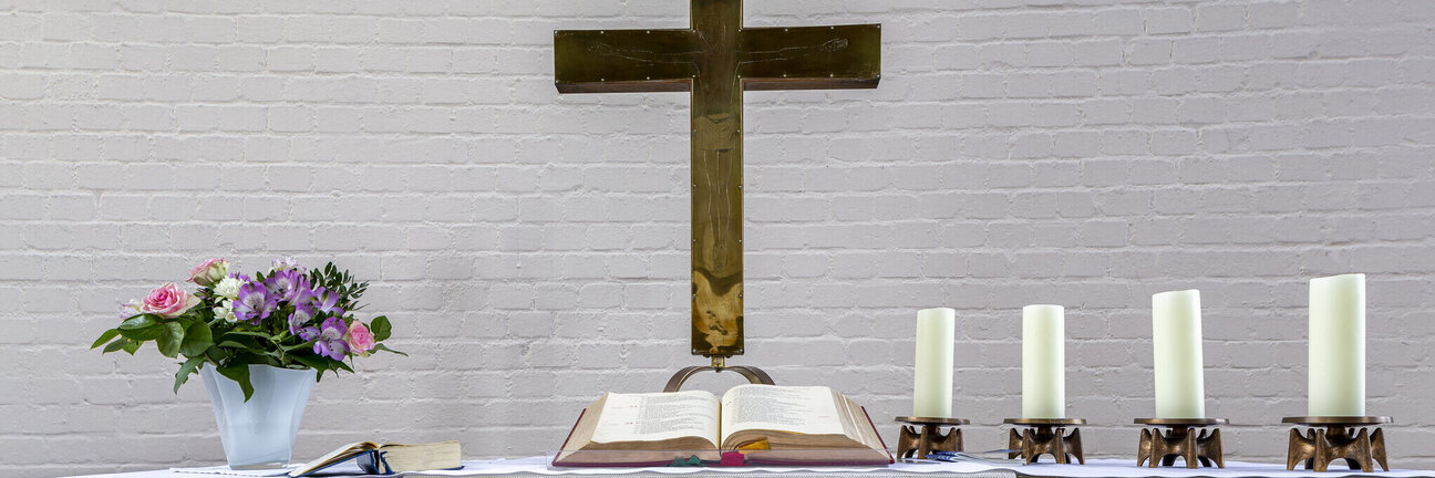 Altar der Apostel-Johannes-Kirche in Altengroden Altar der Apostel-Johannes-Kirche in Altengroden